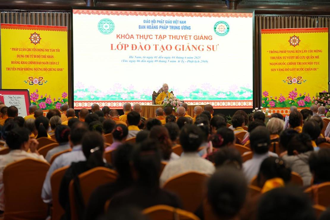hoa-thuong-thich-bao-nghiem-quang-lam-dong-vien-tang-ni-giang-sinh 2.jpg